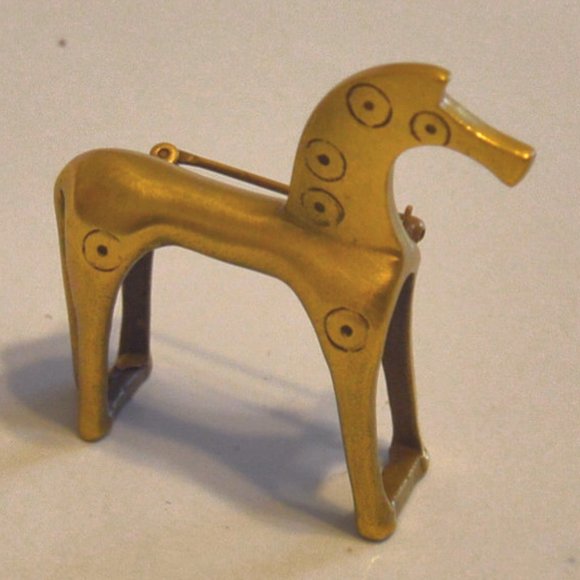 Vintage Brass Trojan Horse Brooch - Picture 10 of 10